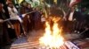 Iranianët duke djegur flamuj izraelitë dhe amerikanë gjatë një proteste të mbajtur në Teheran, më 1 prill.
