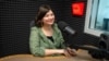 Poeta Lena Chilari, în studioul Europei Libere, în timpul înregistrării podcastului „Laboratorul Social”.