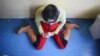 O tânără fotografiată în timpul unei documentări incognito pentru Casa Jurnalistului, în 2015, într-un centru de recuperare din Vâlcea în care se întâmplau mai multe abuzuri. Centrul a fost închis după investigația jurnalistică.