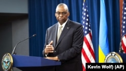 Lloyd Austin amerikai védelmi miniszter sajtótájékoztatót tart az Ukrajna Védelmi Kapcsolattartó Csoport ülése után a Pentagonban 2024. április 26-án