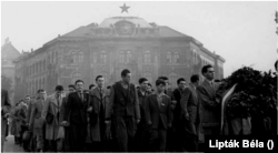 1956. október 23. Lipták Béla esőkabátban a második sor bal oldalán a második