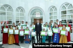 O fotografie oficială îl arată pe președintele Turkmenistanului vizitând un orfelinat din Așgabat în 2022.