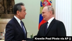 Președintele rus Vladimir Putin l-a primit la Kremlin pe înaltul diplomat chinez Wang Yi, Moscova, 22 februarie 2023.