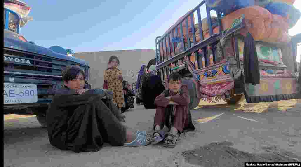 Afganët duke pritur pranë kamionëve që do t&#39;i dërgojnë me traget përtej pikës kufitare të Çamanit. Zyrtarët pakistanezë thanë se pikat kufitare me fganistanin, Torkham dhe Çaman, do të mbeten të hapura përtej orës 16:00.