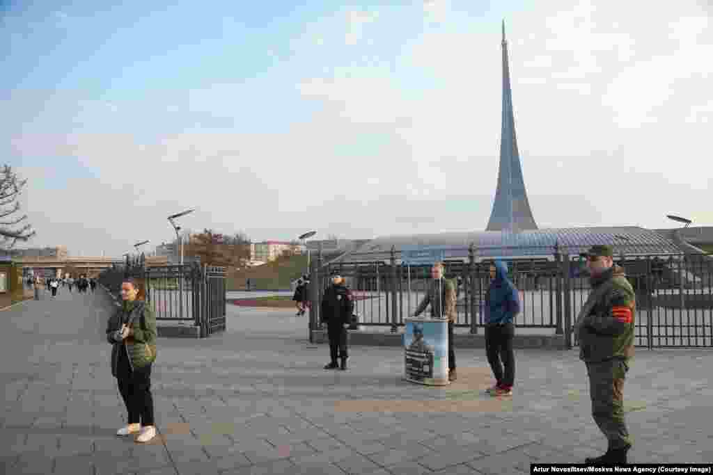 Штандови за регрутација има поставено на повеќе места во Москва, но и во околината.