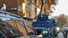 Automjete të Policisë së Kosovës afër restorantit Grey në Mitrovicën e Veriut, i lidhur me nënkryetarin e Listës Serbe, Millan Radoiçiq.