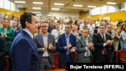 Kryeministri i Kosovës, Albin Kurti, duartrokitet teksa mbërrin në tubimin e Partisë për Veprim Demokratik, më 29 maj në Prishtinë.