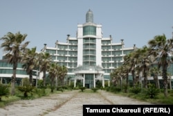 Golden Fleece hotel u ndërtuar për t'i mirëpritur turistët në plazhet e Anaklias në Detin e Zi, por nuk punon më dhe ka mbetur i braktisur.