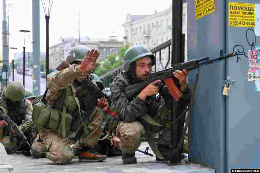 Војници пред штабот на Јужниот воен округ.