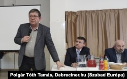Fábián István (b) a mikepércsi lakossági fórumon 2023. március 31-én