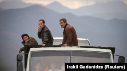 Refugjatët nga rajoni i Nagorno-Karabakut arrijnë me kamion në fshatin kufitar Kornidzor, Armeni, 26 shtator 2023.