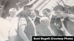 Фото од Сами Беголи со баба му во Блаце, 1999-та година.