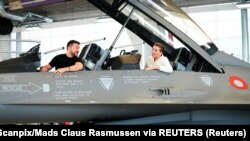 Presidenti i Ukrainës, Volodymyr Zelensky, dhe kryeministrja e Danimarkës, Mette Frederiksen, të ulur në një avion luftarak F-16 në bazën ajrore Skrydstrup, 20 gusht 2023.