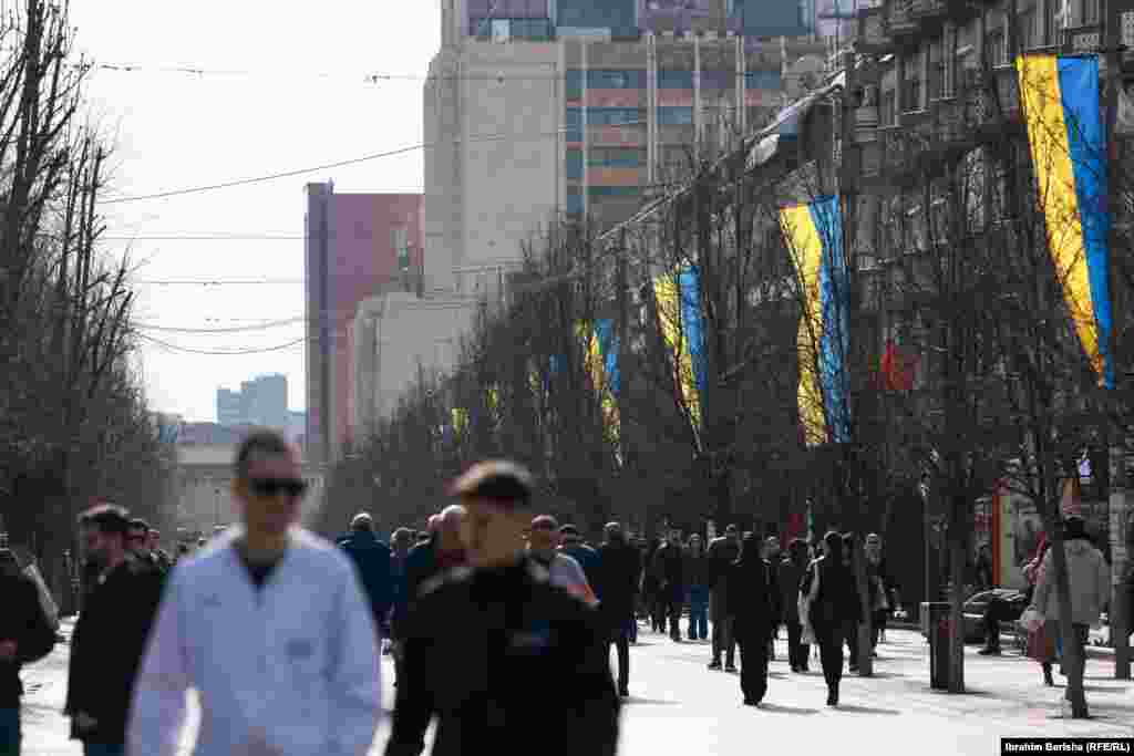 Disa ditë para nisjes së pushtimit në shkallë të gjerë, separatistët pro-rusë në rajonet lindore ukrainase, Donjeck dhe Luhansk, u vetëshpallën si republika të pavarura. 