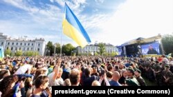Președintele Ucrainei, Volodimir Zelenski, în timpul unui discurs la un miting din centrul capitalei Lituaniei, în cadrul campaniei „Ridică steagul Ucrainei în NATO”. Vilnius, 11 iulie 2023