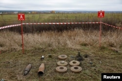 Mine descoperite de geniști pe un câmp din regiunea Harkov. Octombrie 2022. Foto: Reuters