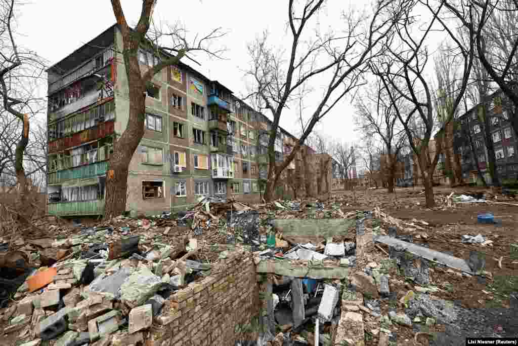 Ceasiv Iar, care avea o populație de 15 mii de locuitori înainte de război, a fost vizat în mod repetat de artileria rusă, care i-a distrus, în mare măsură, infrastructura și zonele rezidențiale.