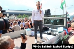 Magyar Péter Felcsúton 2024. május 24-én, háttérben a Pancho Aréna