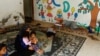 Palestinska porodica, koja je pobegla iz kuće zbog izraelskih napada, sklonište je pronašla u jednom vrtiću u Kan Junisu na jugu Pojasa Gaze, 10. oktobra 2023.