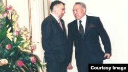 Рахат Әлиев (сол жақта) пен Нұрсұлтан Назарбаев. Рахат Әлиевтің "Өкіл қайыната" кітабындағы фото.