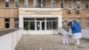 Utilaje medicale noi, păstrate în cutii și salarii pentru angajați plecați peste hotare, într-un spital din Chișinău