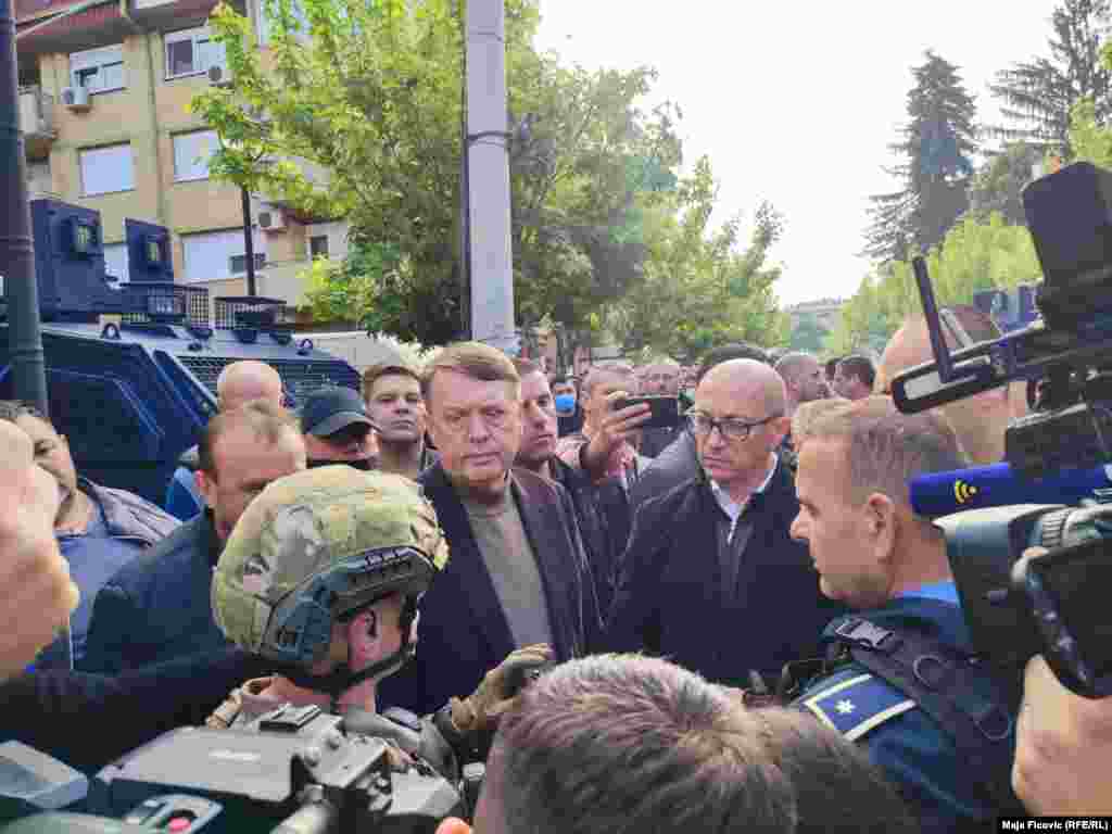 Лидерот на Српската листа, Горан Ракиќ во разговор со припадниците на КФОР во Звечан. 