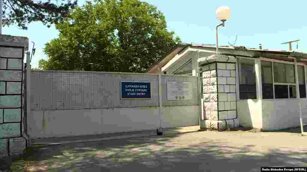 СЕВЕРНА МАКЕДОНИЈА - Осуденици од Казнено-поправната установа „Идризово“ бараат средба со Народниот правобранител и со Хелсиншкиот комитет, а во спротивно од утре најавуваат штрајк со глад. Од управата на „К.П.У. „Идризово“ потврдуваат дека до нив е стигнато писмо со најава за штрајк со глад. Во писмото се наведува дека штрајкот е поради осудениците кои беа повредени викендов при претрес во полуотвореното одделение.