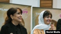 Лево: Пантеа Бахрам, иранска актерка која учествуваше на јавна проекција на филмот без задолжителен хиџаб