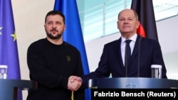 Njemački kancelar Olaf Scholz i ukrajinski predsjednik Volodimir Zelenski rukuju se na konferenciji za novinare u Berlinu, Njemačka, 16. februara 2024.