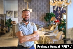 Сами беголи, сопственик на фирмата Вокер.