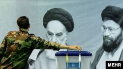 Иранците гласуват на предсрочни президентски избори на 28 юни.