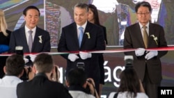 Orbán Viktor miniszterelnök átvágja a nemzeti színű szalagot a Samsung SDI gödi akkumulátorgyárának nyitóünnepségén, 2017. május 29-én