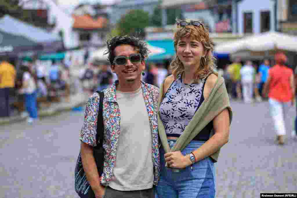 Fiona Hall nga Mein i Shteteve të Bashkuara, këtë vit për herë të parë qëndron në Prizren për Dokufest. Ajo tregon për Radion Evropa e Lirë se për festivalin mësoi nga drejtori artistik i Dokufest-it, Veton Nukollari, gjatë një ngjarjeje tjetër.&nbsp; &quot;Ky festival inkorporon qytetin dhe banorët në një mënyrë të posaçme&quot;, thotë ajo.&nbsp; &nbsp;