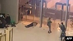 Кадър от камерите показва момент от нападението