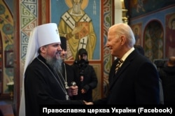 Američki predsjednik Joe Biden razgovara sa mitropolitom Epifanijem, poglavarom Pravoslavne crkve Ukrajine (PCU), u Miholjskom Zlatorolom manastiru u Kijevu 20. februara 2023. godine.