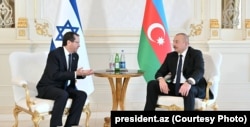 Presidenti i Azerbajxhanit, Ilham Aliyev (djathtas) takohet me homologun e vet izraelit Isaac Herzog, në Baku, maj 2023.