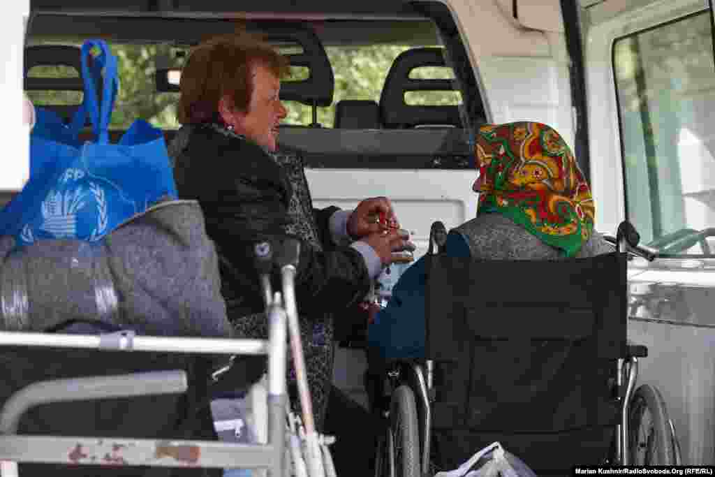 Ala i njena majka sede u minibusu, dok čekaju da budu evakuisane. Ala kaže da se nada da će se uskoro vratiti kući.
