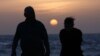 Fotografi ilustruese. Dy persona pranë detit në Vlorë të Shqipërisë, më 1 prill 2024.
