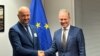 Autoritățile vin cu promisiuni de la Bruxelles pentru fermieri, însă aceștia vor ajutor de urgență 