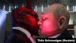 Putyin orosz elnök és az ördög csókját ábrázoló karneváli szobor (Mainz, Németország, 2023. február 14.)