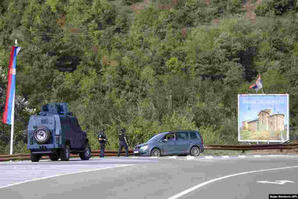 Zyrtarë të Policisë së Kosovës në një rrugë në afërsi të fshatit Banjskë.