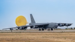 Un avion B-52H Stratofortress din Escadrila 20 Bombardament de la Baza Aeriană Barksdale, din Louisiana, aterizează la Baza Aeriană Mihail Kogălniceanu din județul Constanța, iulie 2024.