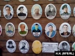 Monument în memoria unora dintre victime în pădurea de lângă Smolenka