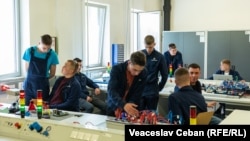 Elevii școlii profesionale nr. 5 din Bălți învață și lucrează în același timp la o companie germană de cablaje pentru mașini.