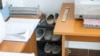 Në laboratorin e Emergjencës, mungesa e hapësirave bën bashkë epruvetat, dokumentet e papuçet e stafit.