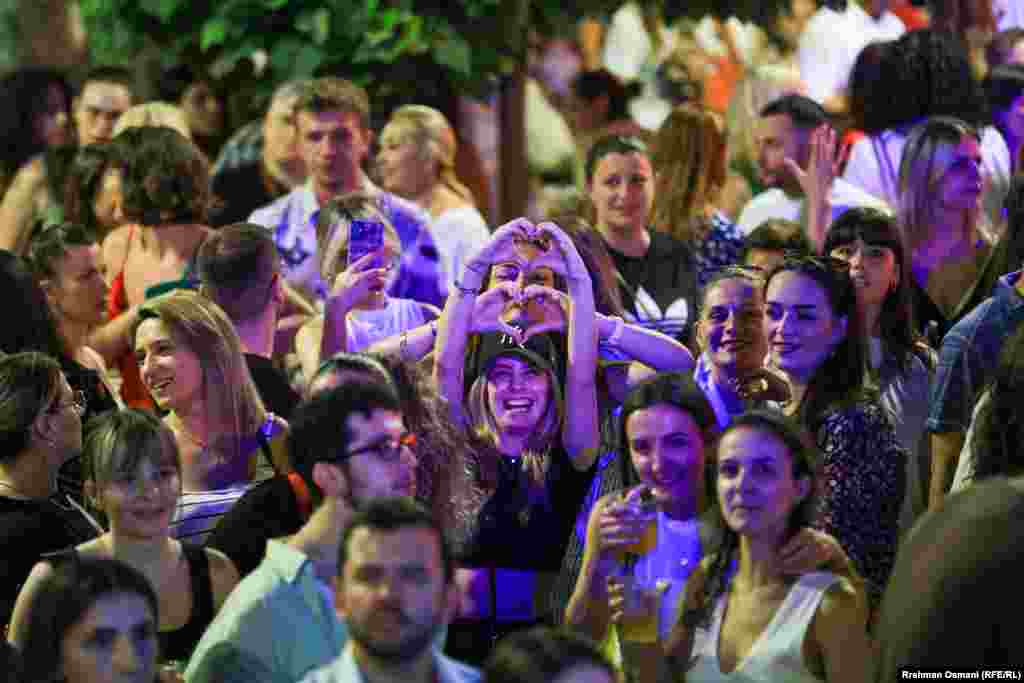 Fytyra të gëzuara në festival. Po këndon Armend Rexhepagiqi... 