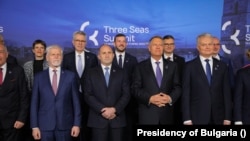 Президентът Румен Радев на общата снимка на срещата на "Три морета" във Вилнюс, на която присъства и президентът на Украйна Володимир Зеленски. Този кадър е качен във фейсбук профила на българския държавен глава. Зеленски е извън кадъра вляво. 