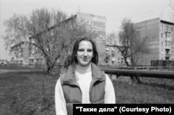 Nxënësja e klasës së dhjetë, Anya. Në sfondin shihen tubat e ngrohjes dhe ndërtesave të apartamenteve pesëkatëshe.