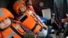 Jelekët antiplumb mbrojnë jetimët ukrainas gjatë evakuimit