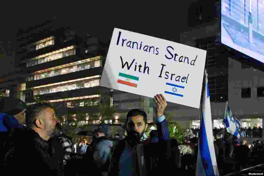 „Iranienii sunt alături de Israel” scrie pe o pancartă afișată la miting de susținere a Israelului în Toronto, Canada, la 9 octombrie.